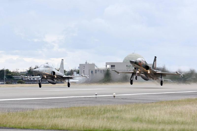 台東空軍2架F-5E戰鬥機22日發生擦撞墜海，導致1殉職1失蹤。示意圖。（翻攝自中華民國空軍臉書）