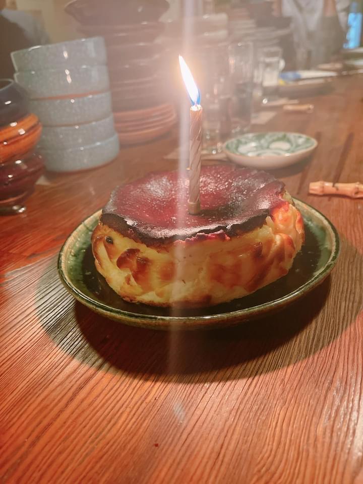 Hebe帶著自己的手作起司蛋糕赴會,大受好評。(翻攝自Selina臉書)