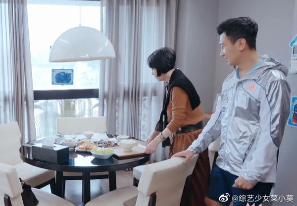 林月雲（左）參加陸綜《婆婆和媽媽》，過去小三黑歷史被挖出。（翻攝自微博）