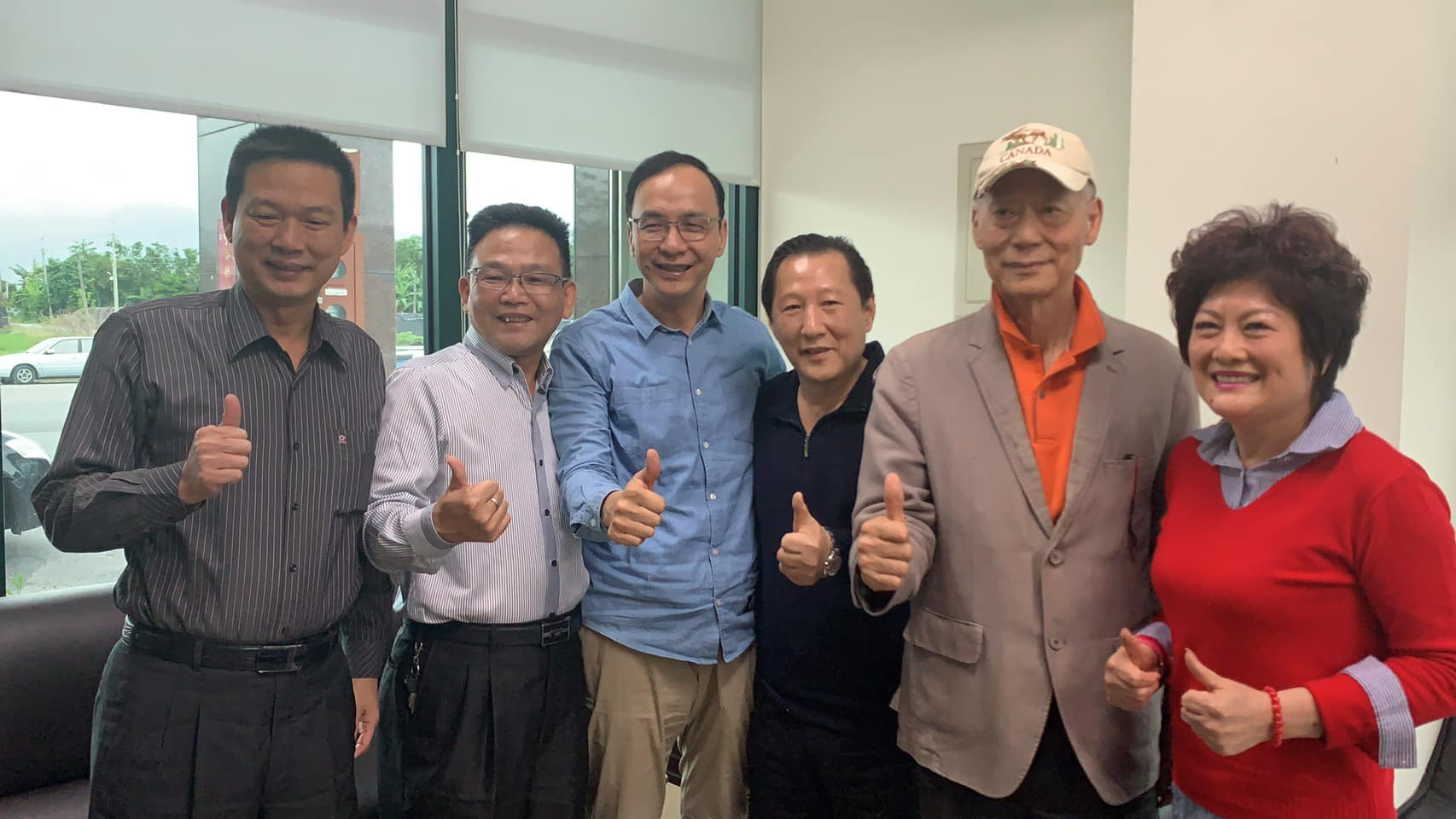 朱立倫（左三）近日拜會前台東縣長、議長吳俊立（右三）等人。