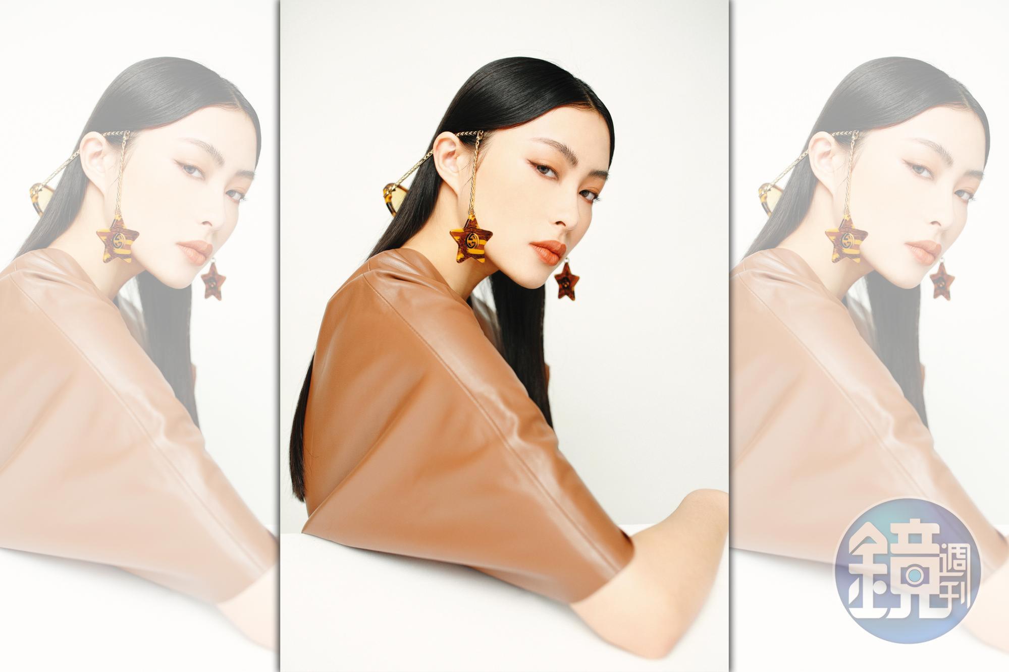 Interlocking G鍊帶太陽眼鏡，NT$27,100，by GUCCI；真皮T-Shirt，NT$7,999，by H&M。