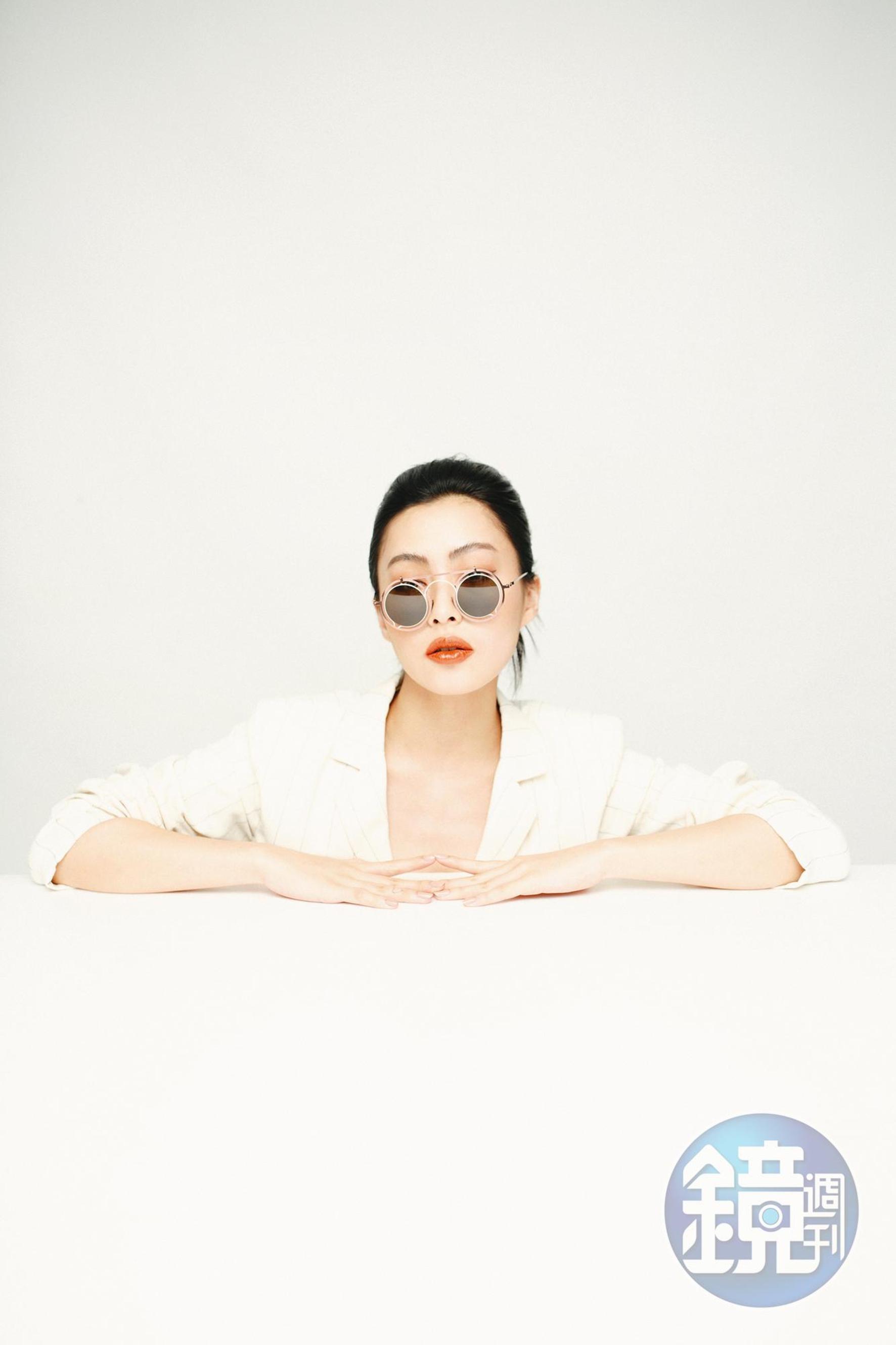 複合材料墨鏡，NT$22,300，by MYKITA X Damir Doma；條紋西裝外套，NT$18,980，by agnès b.。