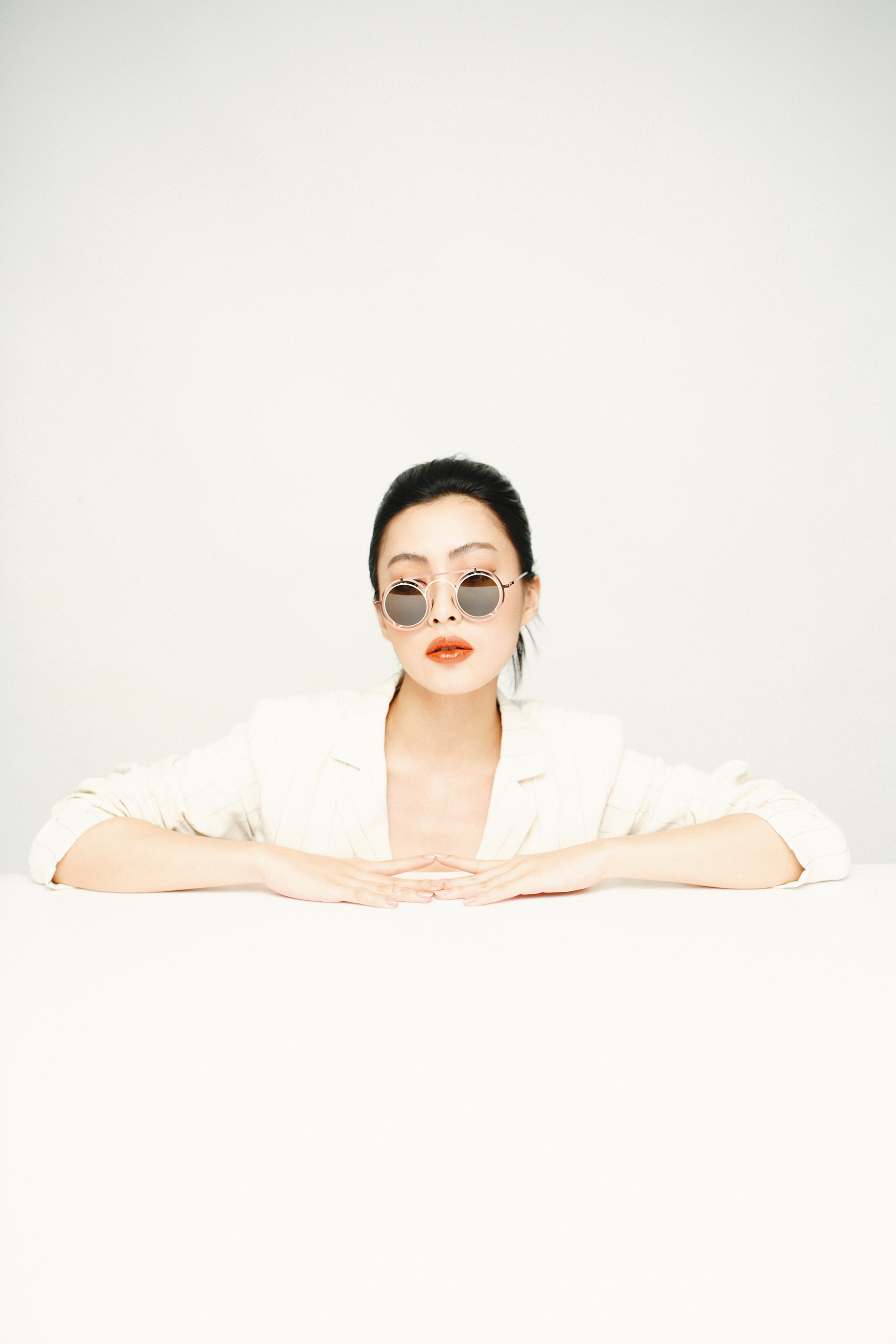 複合材料墨鏡，NT$22,300，by MYKITA X Damir Doma；條紋西裝外套，NT$18,980，by agnès b.。