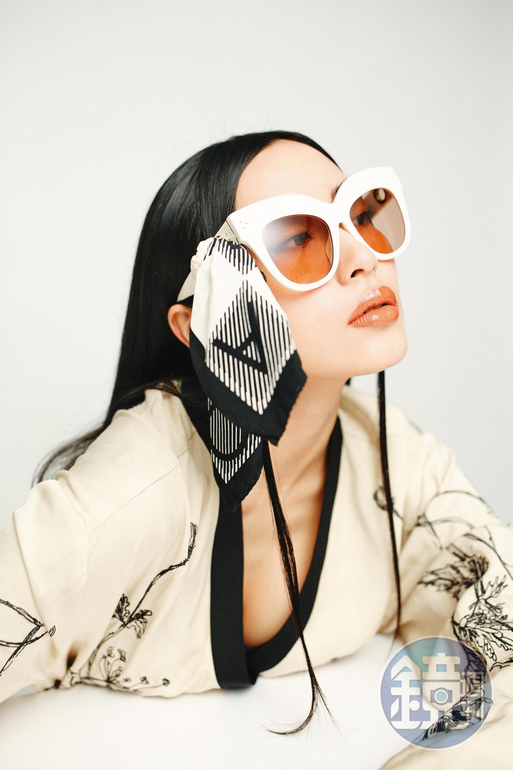 貓眼造型絲巾裝飾墨鏡，NT$21,800，by LINDA FARROW；刺繡卡弗坦洋裝，NT$2,999，by H&M。