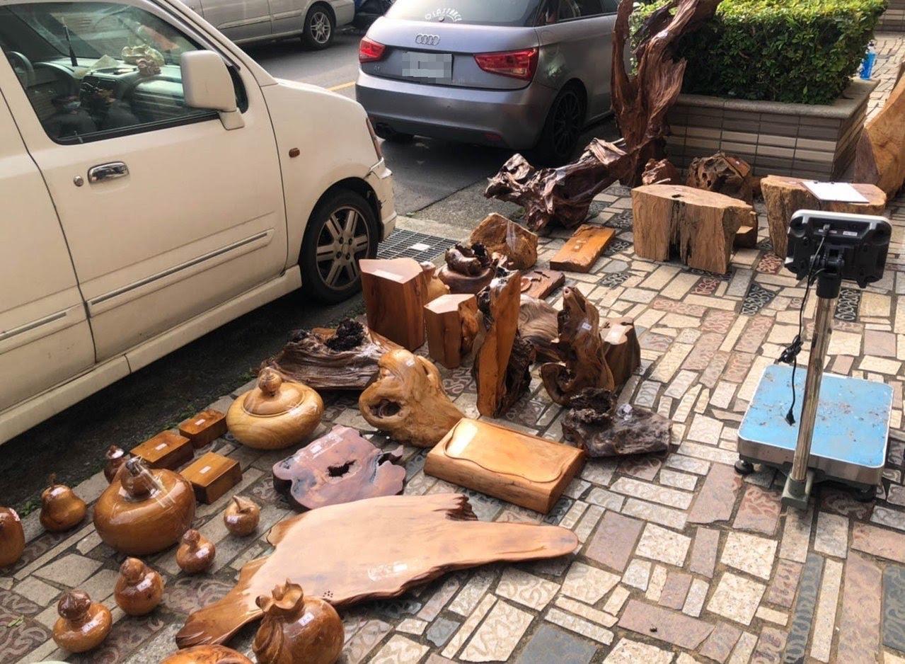檢警破獲新北市林口盜伐林木的銷贓藝品店,起獲價值40萬元來源不明的工藝品。(警方提供)