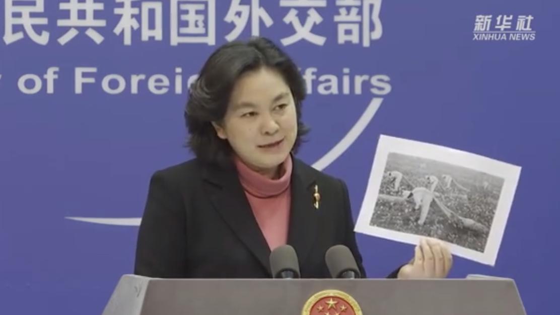 中國外交部發言人華春瑩拿出美國黑人採棉花的照片，反擊西方國家指控。（翻攝自新華社微博）
