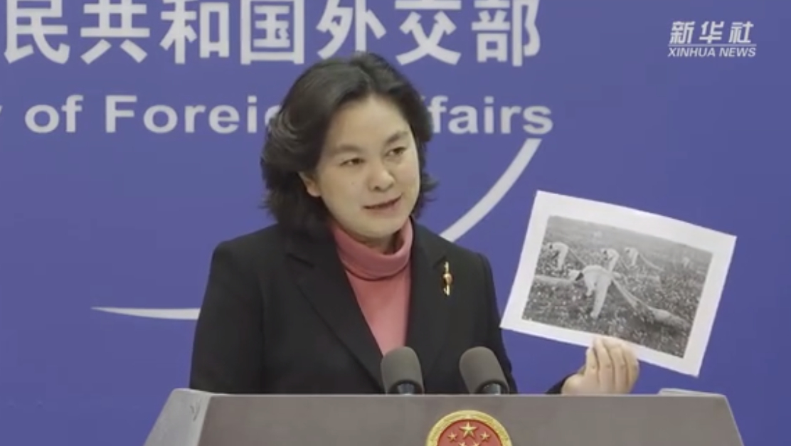 中國外交部發言人華春瑩拿出美國黑人採棉花的照片，反擊西方國家指控。（翻攝自新華社微博）
