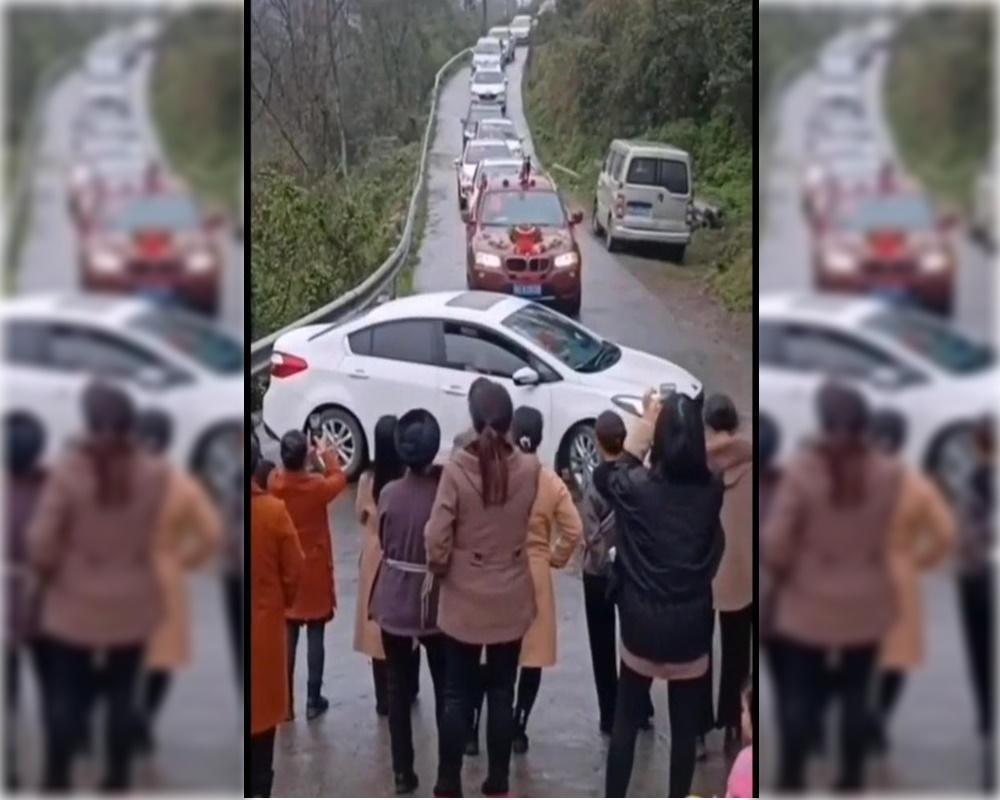 迎娶隊伍遭10多名婦女用肉身阻擋,不讓車隊前行。(翻攝自搜狐)