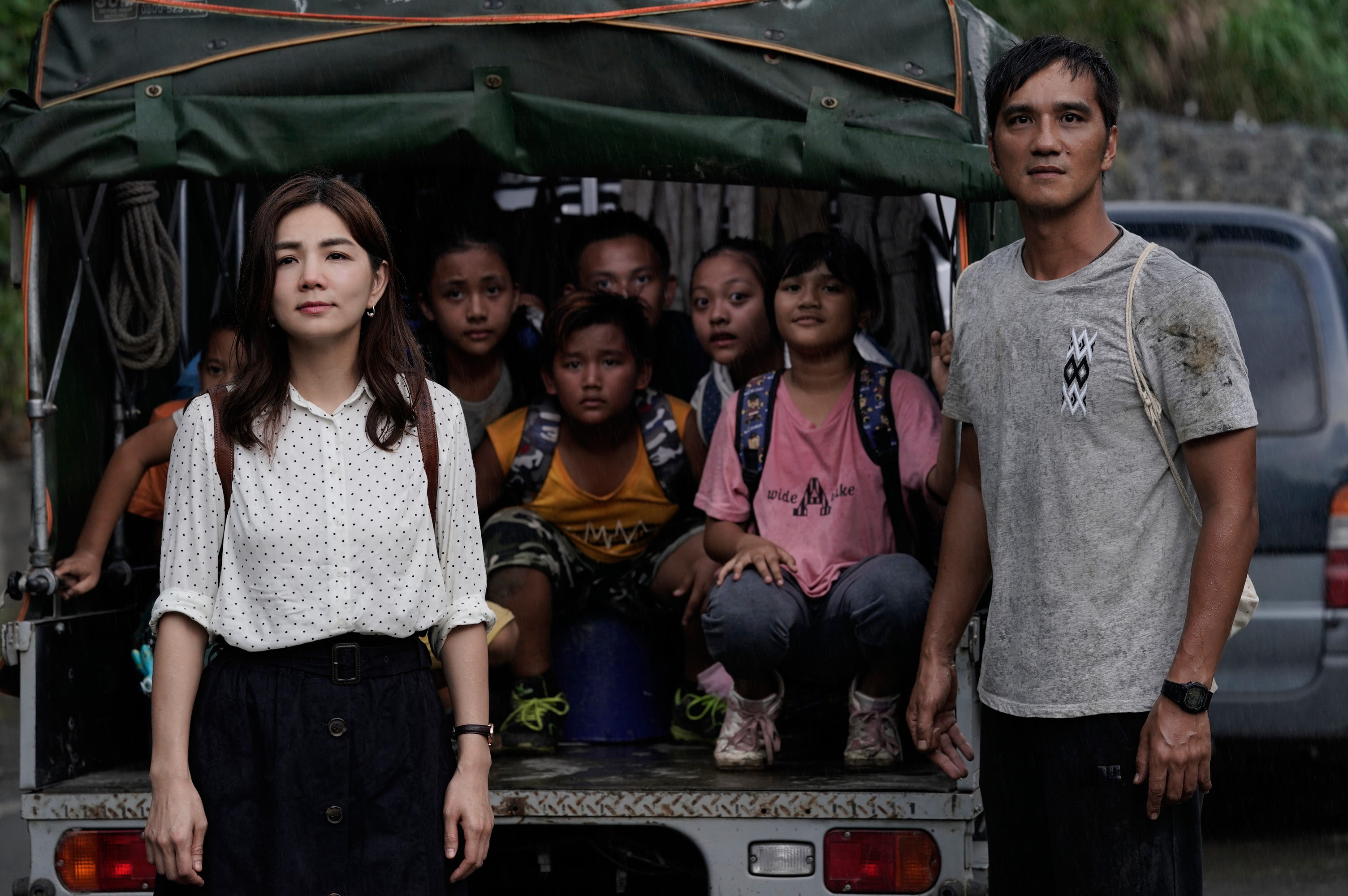  Ella陳嘉樺（左）與馬志翔（右）在山區拍攝《聽見歌 再唱》，頻頻碰上各種天氣突發狀況，居然跟土石流劇情不謀而合。（華納兄弟提供）