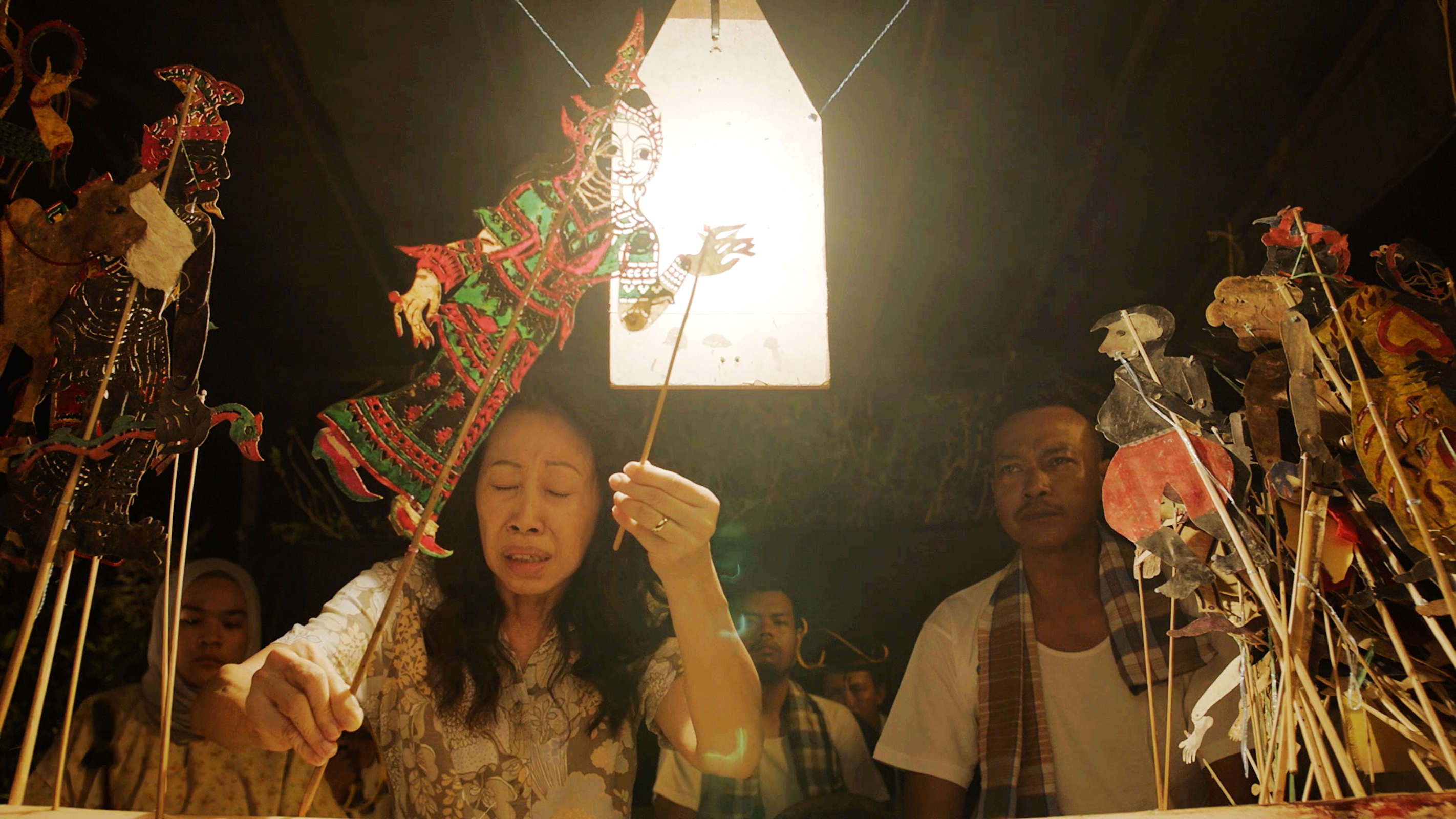 皮影戲在《南巫》扮演重要角色，一度遭馬來西亞官方下令刪剪，左為演員蔡寶珠。（傳影互動提供）