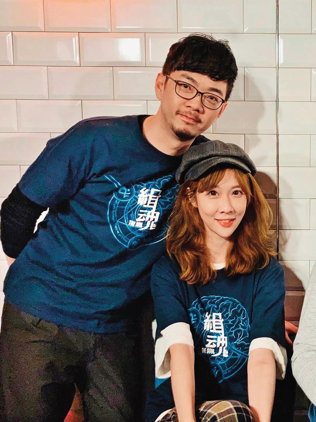 電影《緝魂》導演程偉豪(左)與編劇女友金百倫(右),在《當男人戀愛時》一起升格擔任監製。(翻攝自《當男人戀愛時》臉書)