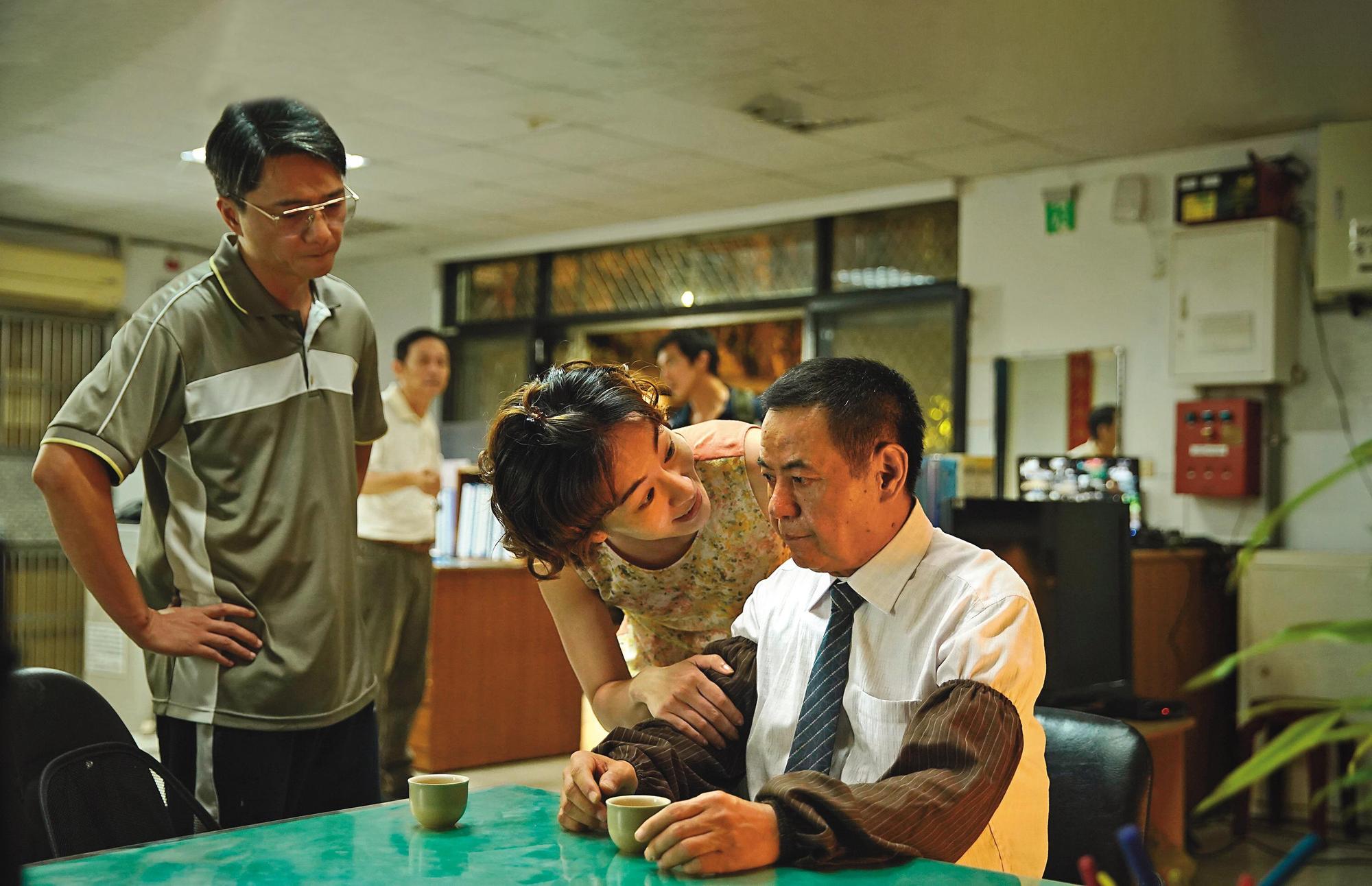 藍葦華(左起)、陽靚、蔡振南在片中飾演鄉鎮小人物,增添台灣人情氣息。(金盞花大影業提供)