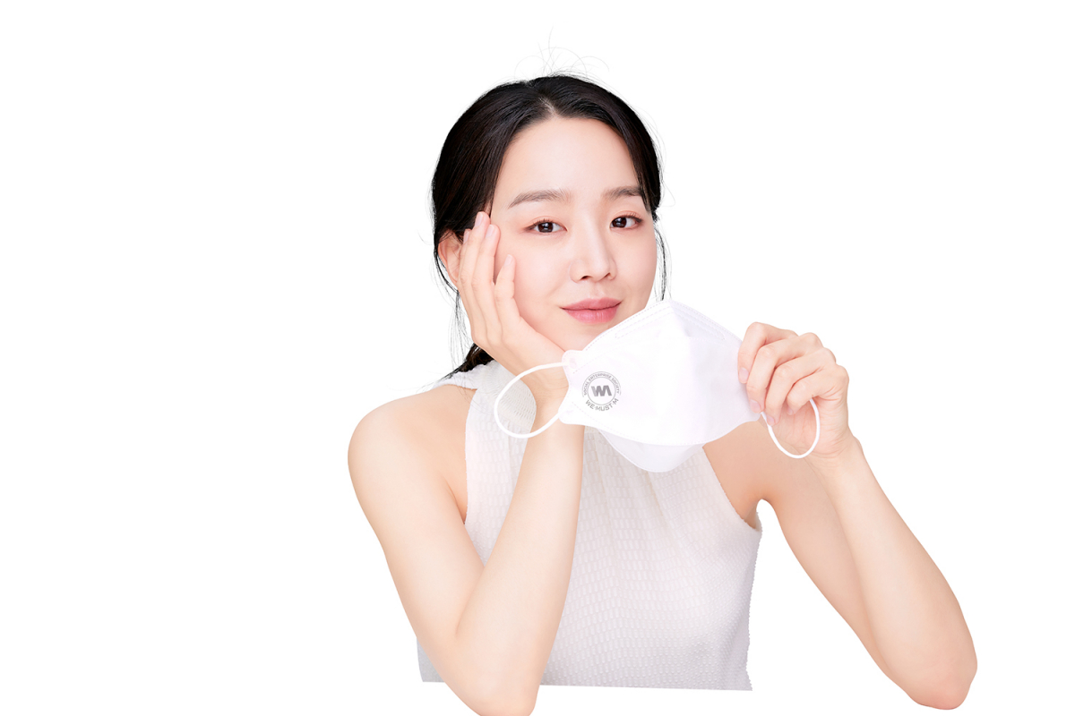 抵制風波波及申惠善，口罩品牌一度宣布暫停出產她代言的口罩。（翻攝自WeMustM）