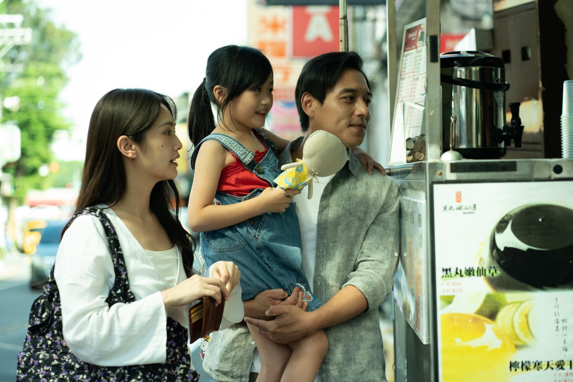 片中楊丞琳與鄭人碩飾演一對夫妻，兩人的女兒失蹤一年，卻找不到任何破案的線索。（甲上提供）