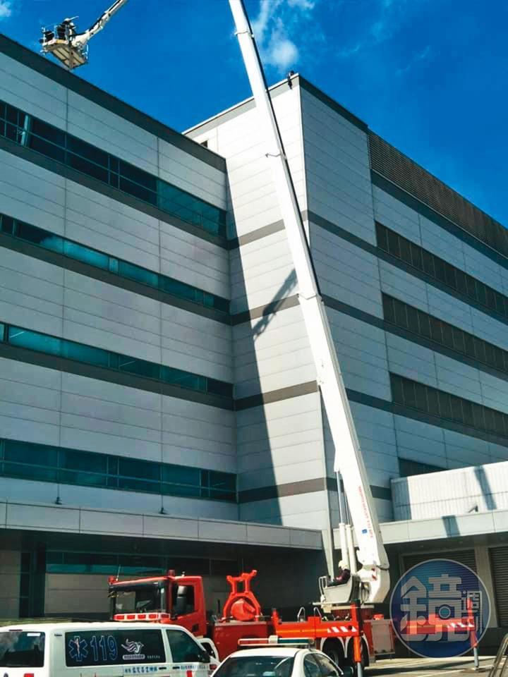 去年8月,王先生企圖跳樓輕生,還驚動消防車到場救援。(讀者提供)