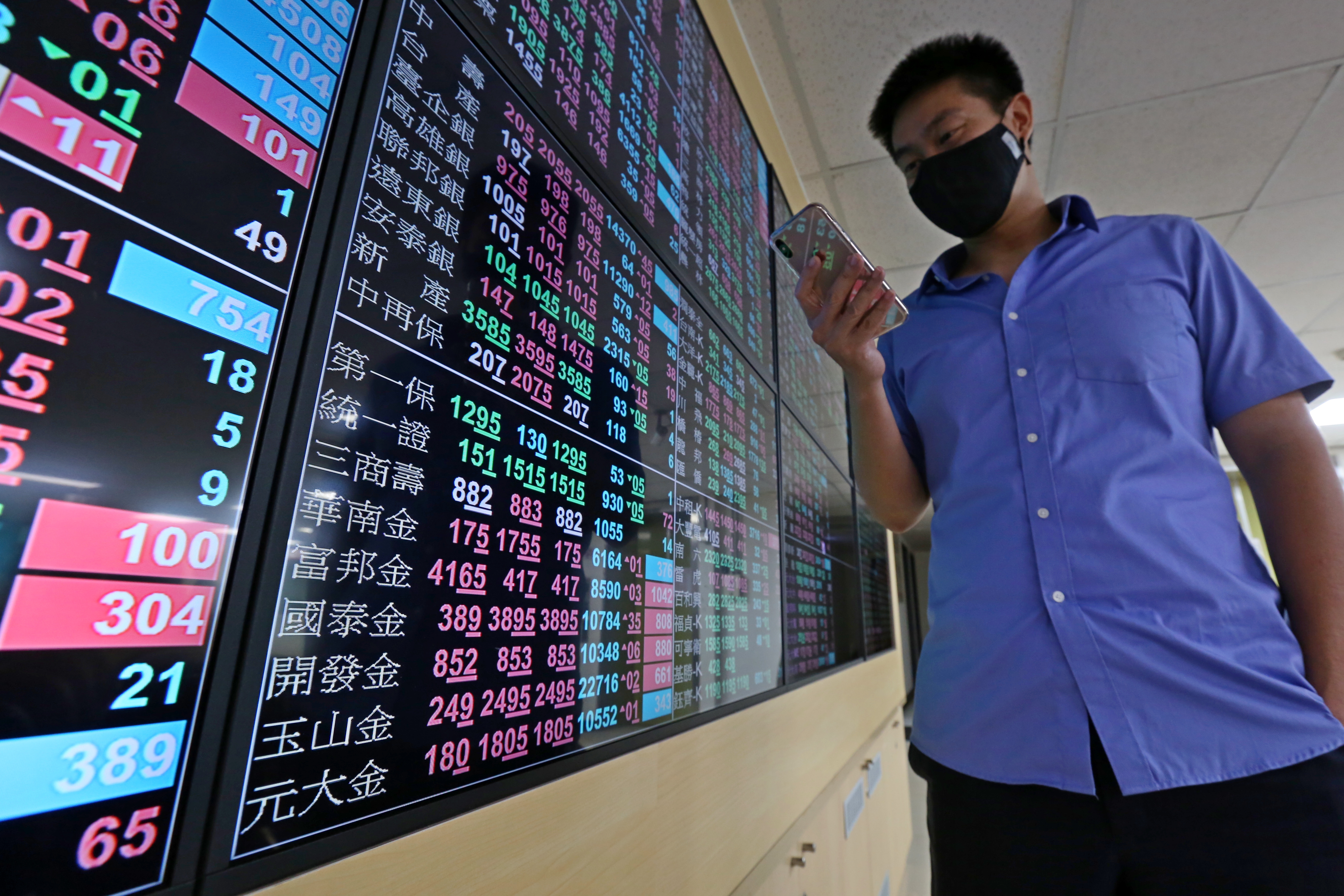 金融類股指數創13個月來新高，國泰金、富邦金是這波漲幅最兇的兩檔。（本刊資料照）