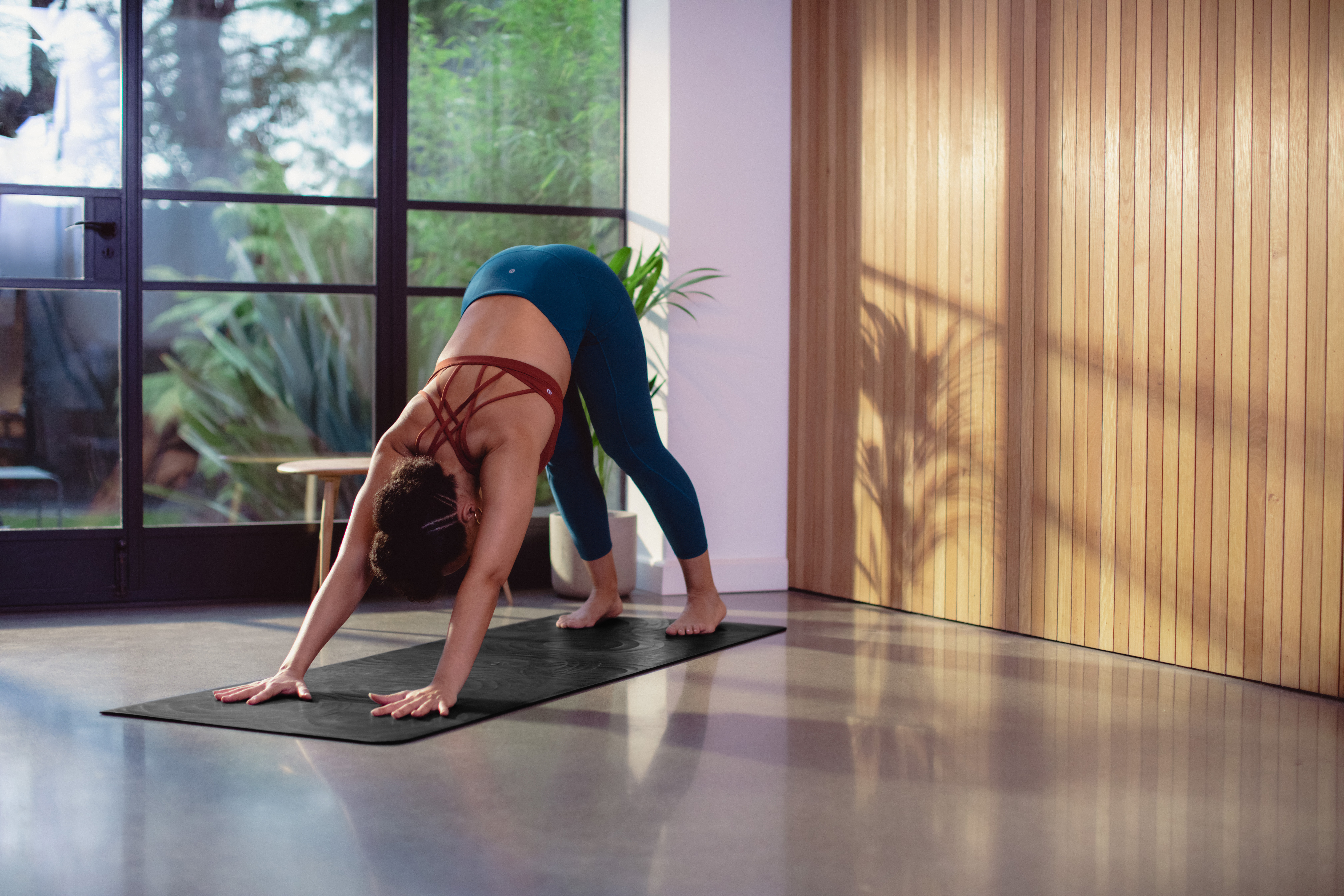 Take Form瑜伽墊受到潮汐所推動的海浪為啟發，有了3D水滴型記號設計。（lululemon提供）