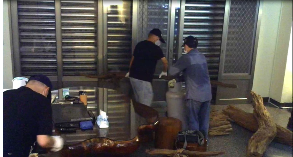 富商損友登堂入室,搬走家中的上億元沉香等收藏品。(翻攝畫面)