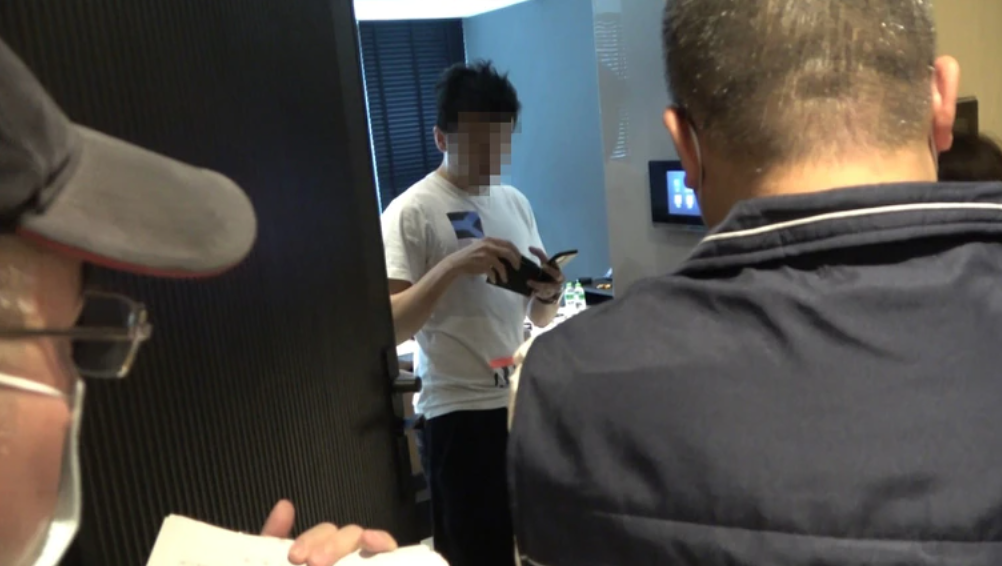 男子聽聞愛車將被查封，只好放低姿態掏出信用卡結清罰款。（行政執行署提供）