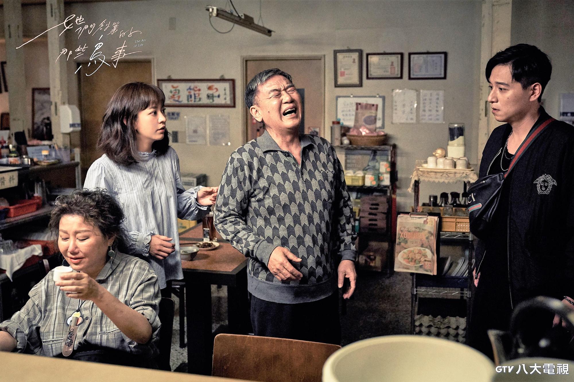 《她們創業的那些鳥事》重量級客串人物再登場，角頭鄭人碩對尬戲精李立群。（八大電視提供）