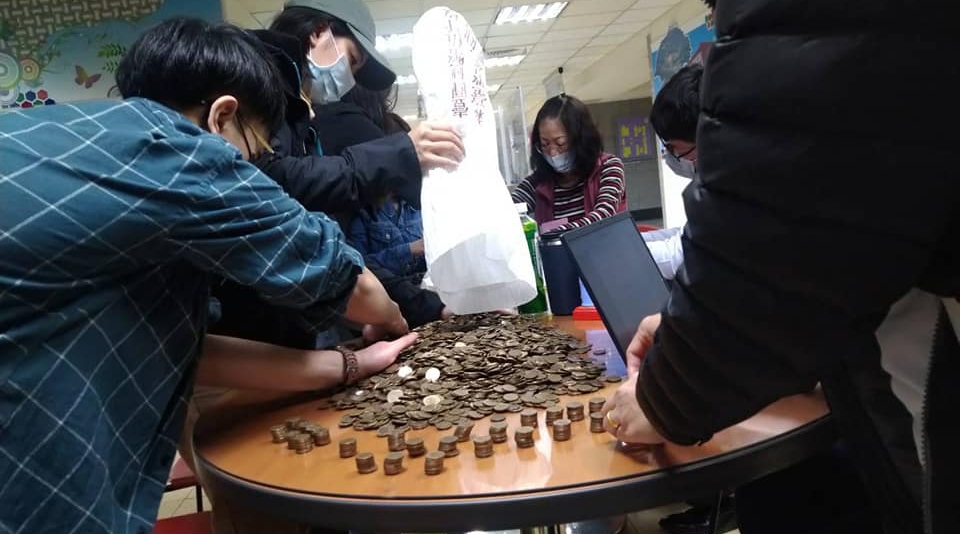 台灣雇主處理與外籍移工的勞資糾紛,卻丟近萬個一元硬幣給付薪資。(翻攝自「移民移工服務中心」臉書)
