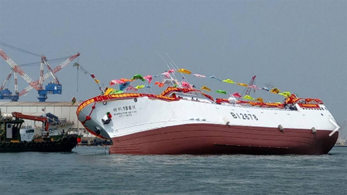 高雄旗津由今(27日)上午11時,驚傳新船舉行下水儀式翻船。(翻攝自東森新聞)