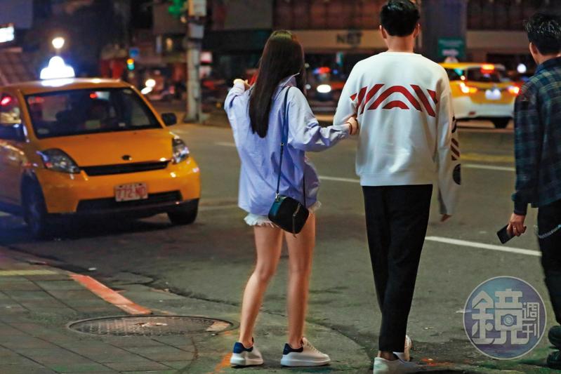 勾完脖子沒多久就與勾著DJ Mai的手要去夜店續攤。