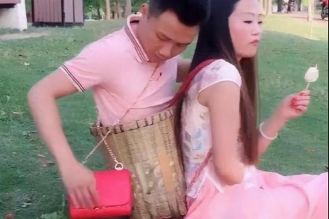 大陸一對「連體夫妻」，先生失去下半身、老婆失去右手臂。（翻攝自網易）