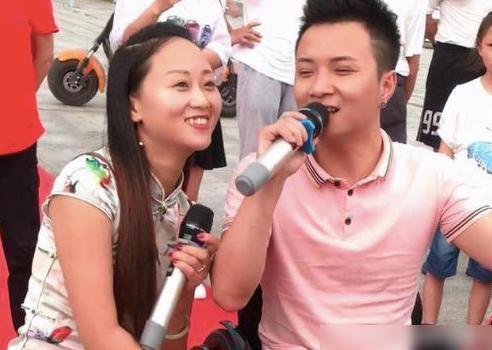 原先2人結婚後，還會一起出來唱歌賣藝。（翻攝自網易）