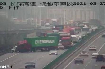 印有EVERGREEN字樣的大貨車橫在大陸的高速公路上。（翻攝自微博）