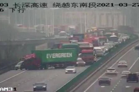 印有EVERGREEN字樣的大貨車橫在大陸的高速公路上。（翻攝自微博）