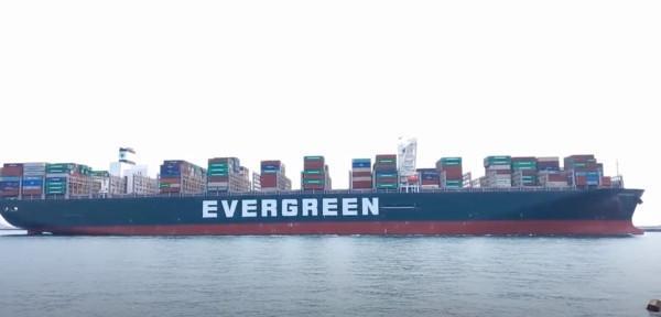 長榮租船長雅輪EVER GENTLE今於台北港作業時遭橋式機碰撞，導致該貨櫃船煙囪凹損。（翻攝自YouTube）