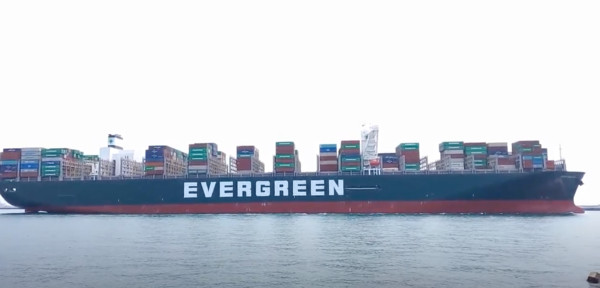 長榮租船長雅輪EVER GENTLE今於台北港作業時遭橋式機碰撞，導致該貨櫃船煙囪凹損。（翻攝自YouTube）