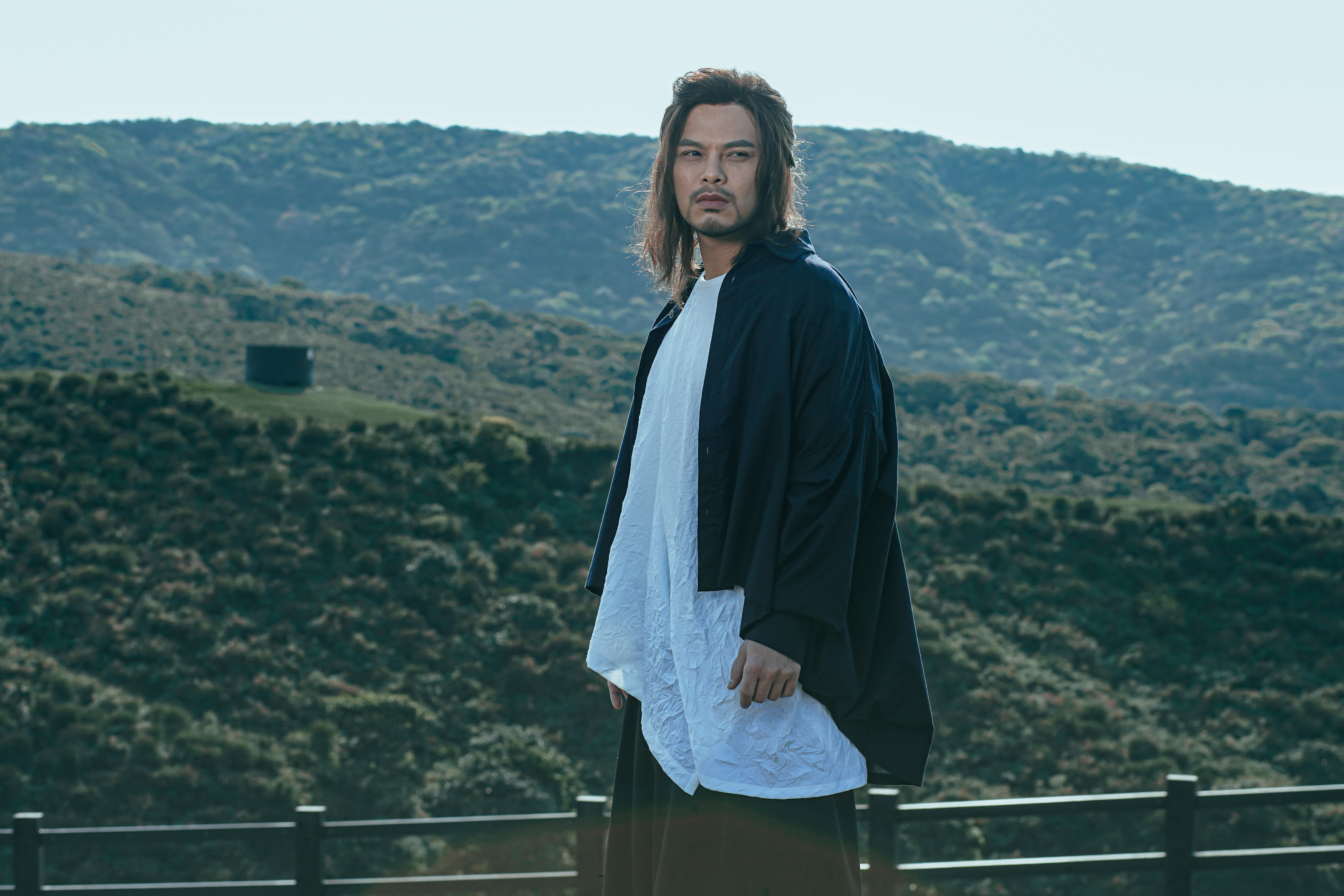 黃明志出道10年首度露出頭髮，還加碼染白，他雖不習慣但網友紛紛說像「犀利哥」很帥。（亞洲通文創提供）