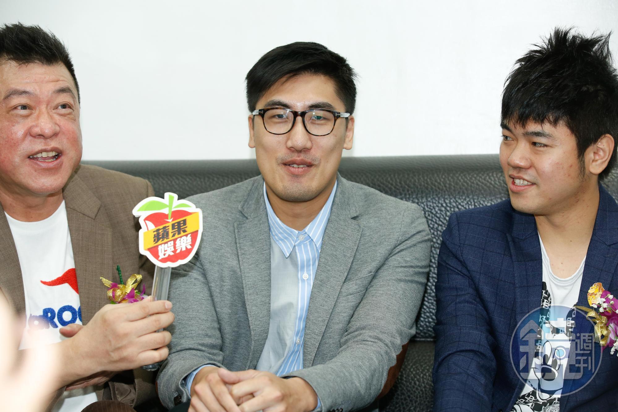 孫德榮（左）今年受台北海洋科技大學國際暨校際合作事務處處長林威克（中）邀請，在該校擔任校務顧問兼副教授。右為彼得爸。
