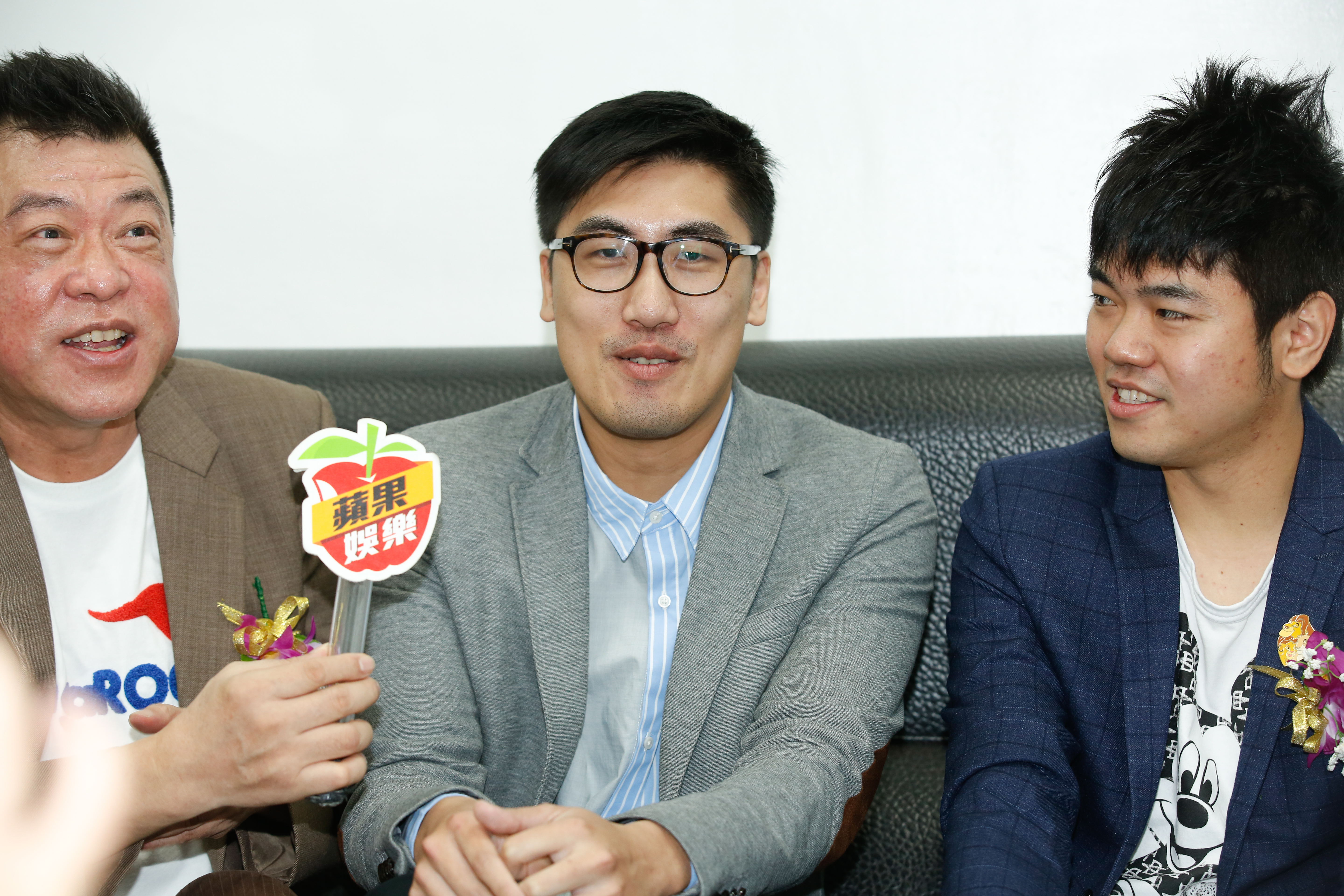 孫德榮（左）今年受台北海洋科技大學國際暨校際合作事務處處長林威克（中）邀請，在該校擔任校務顧問兼副教授。右為彼得爸。