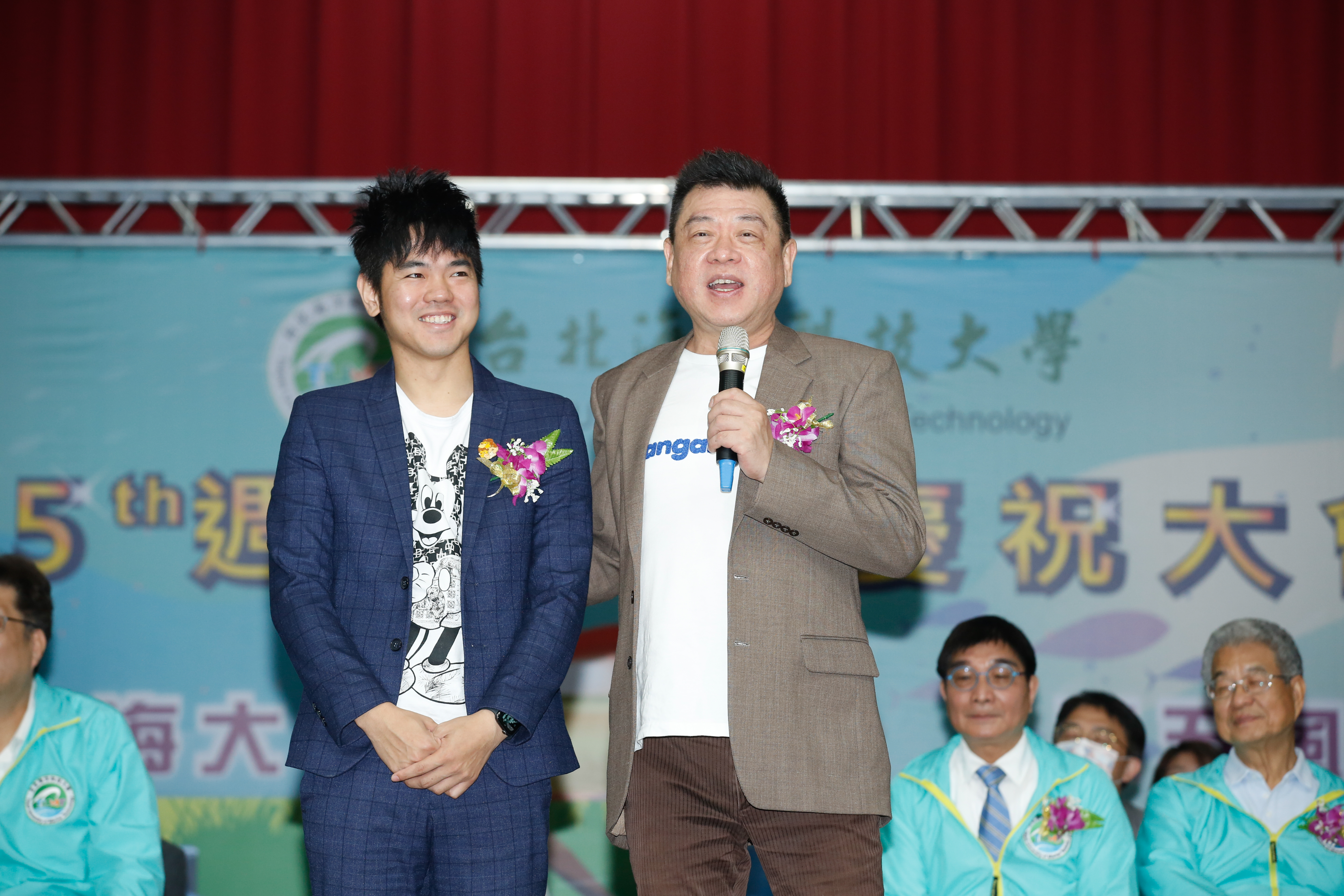 孫德榮(右)出席台北海洋科技大學55周年校慶。他計畫與羅志祥合作YouTube頻道《孫腫來了》一集節目,卻碰上小豬發微博挺「新疆棉」,遭媒體追問。(左為網紅彼得爸)