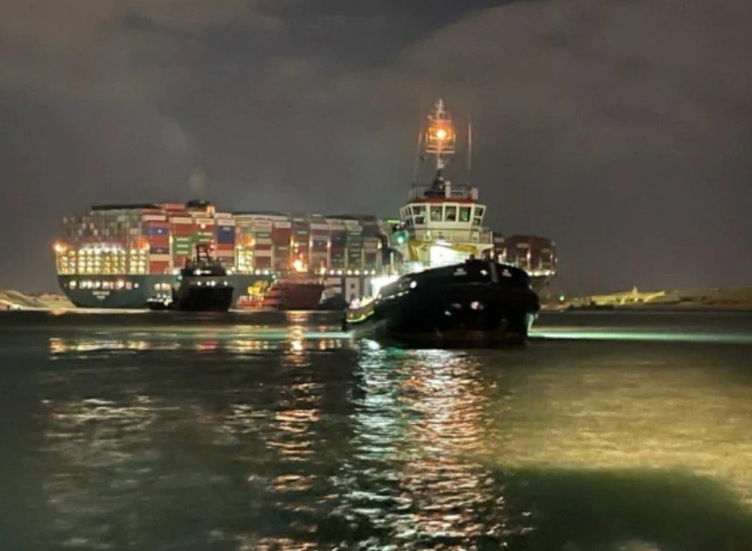 榮海運貨輪「長賜號」成功移動17公尺，讓現場的拖船紛紛鳴笛慶賀。（翻攝自「Guy With The Digger At Suez Canal」推特）