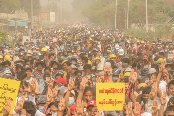 昨（27日）是緬甸軍人節，軍方卻血腥鎮壓平民，造成至少114死。（翻攝自Mratt Kyaw Thu 推特）