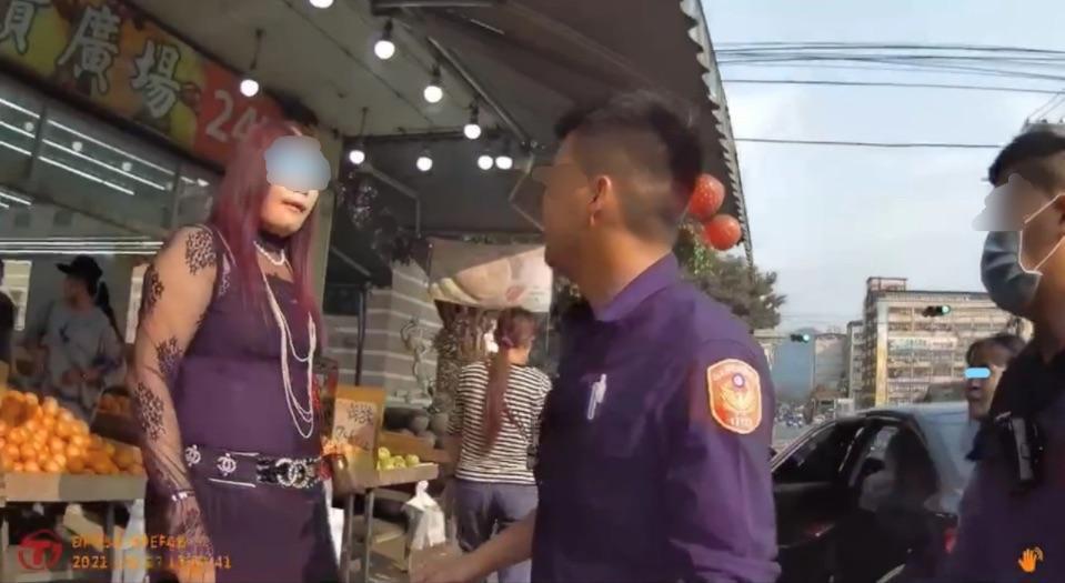 劉姓女子拒絕提供身分證件還嗆警「老娘錢多！要開就開！」最終因此多吃一張罰單。（翻攝畫面）