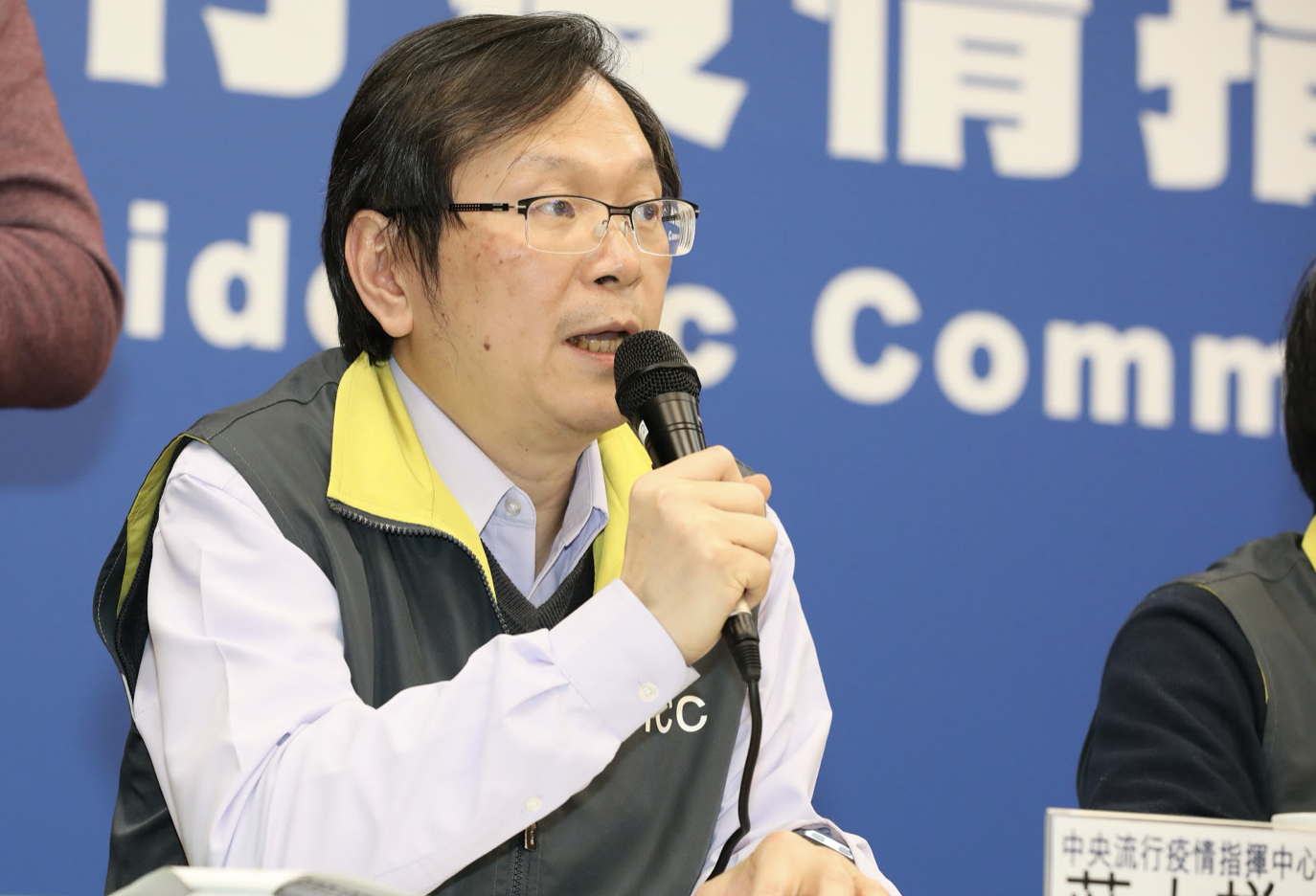 中央流行疫情指揮中心發言人莊人祥今（28）日記者會上指出，再新增一件AZ疫苗接種非嚴重不良事件通報，目前已有28件通報。（資料照）