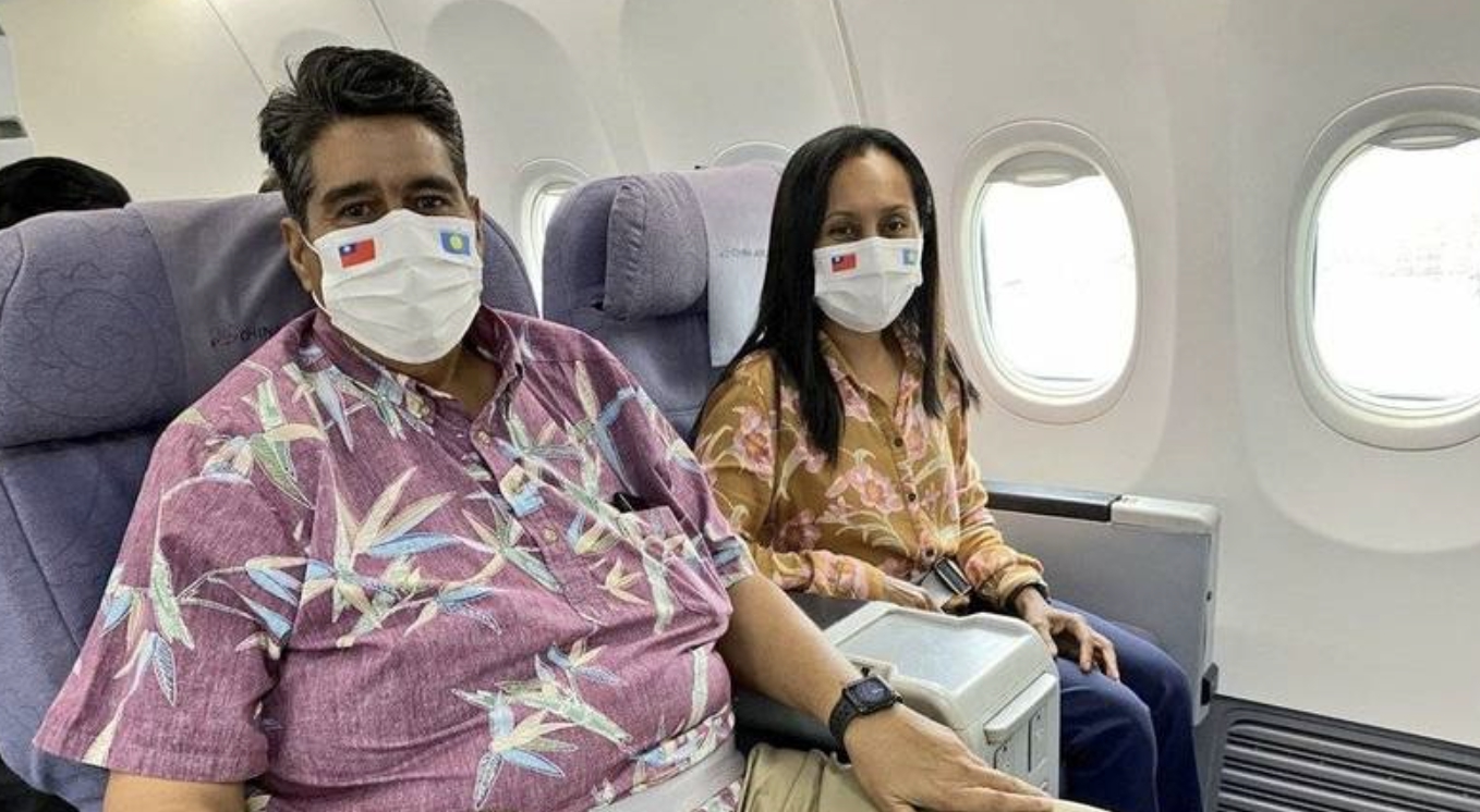 帛琉總統惠恕仁(Surangel Whipps Jr.)今(28)日下午將近4點搭機降落桃園機場,由外交部長吳釗燮接機。(翻攝外交部推特)