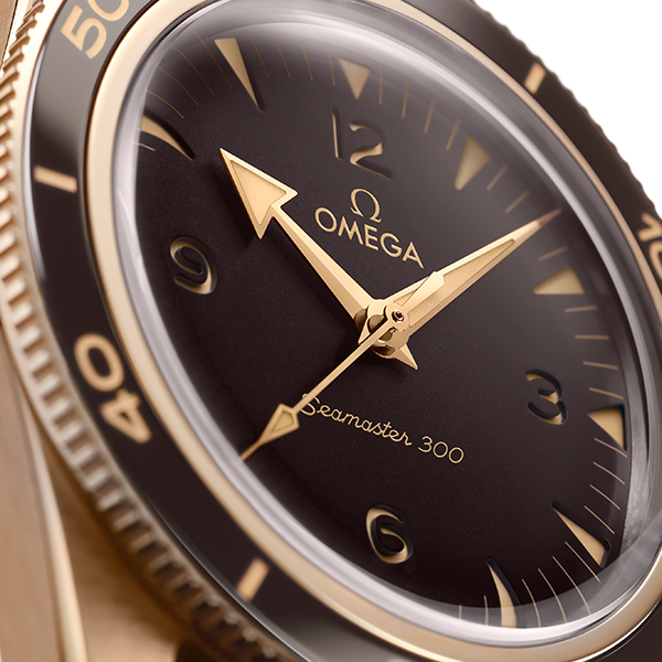 Seamaster 300 Bronze Gold的三明治面盤，將CuSn8一般青銅合金做出深棕色調，錶圈也以棕色陶瓷圈打造，配色很有主體性。