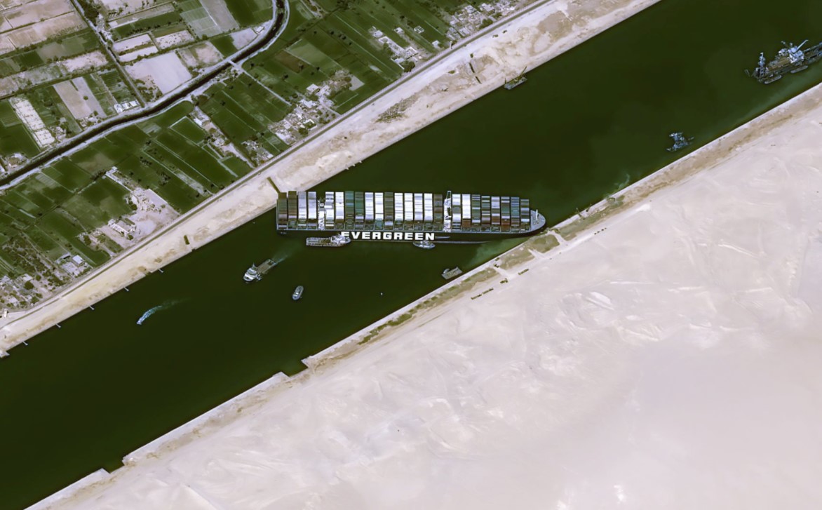 長賜號在蘇伊士運河擱淺近一週仍未脫困，埃及總統已下令卸貨減重。（翻攝自推特）