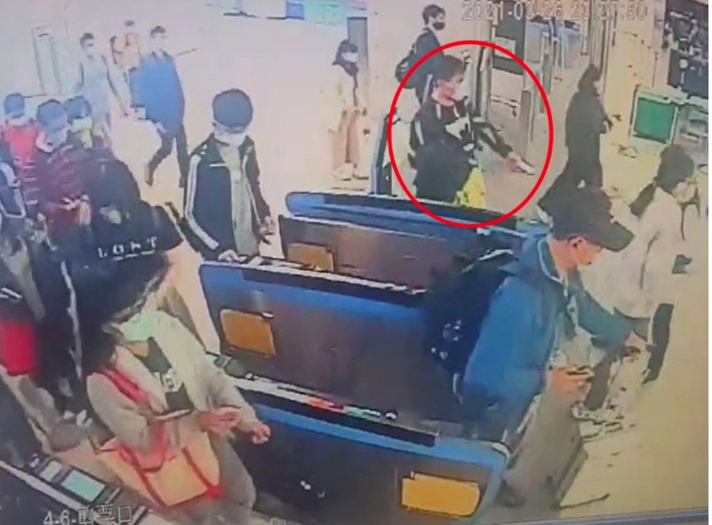 警方根據新竹車站的監視器畫面，鎖定這名賴姓惡狼。（翻攝畫面）