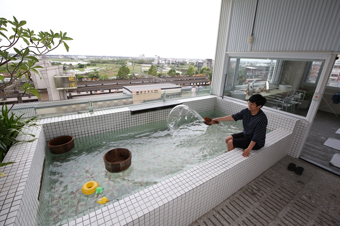 頂樓的半露天溫泉池，可以看到礁溪火車站呢！