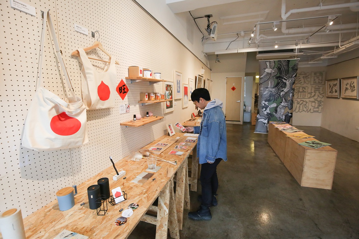 展覽空間就在入口處，販售自家製的商品和期間限定的展出。