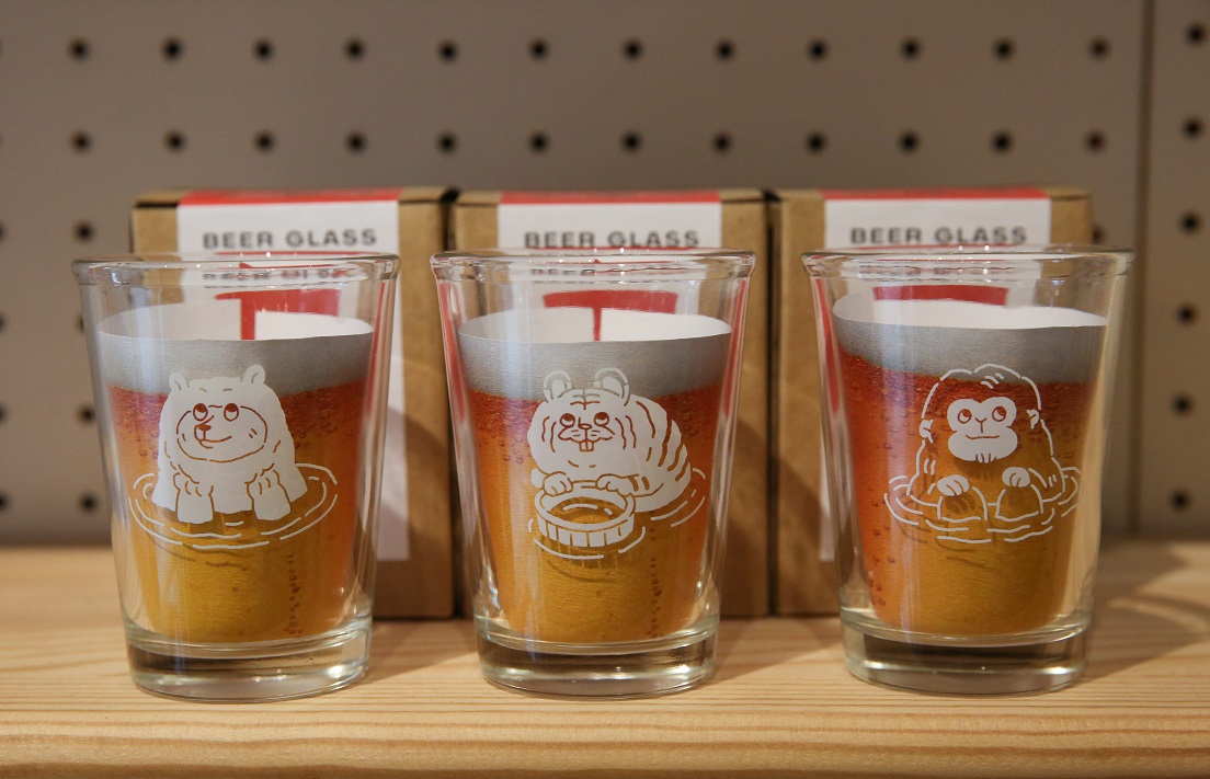 動物泡溫泉圖樣的啤酒杯，也是自家設計作品。（150元／個）