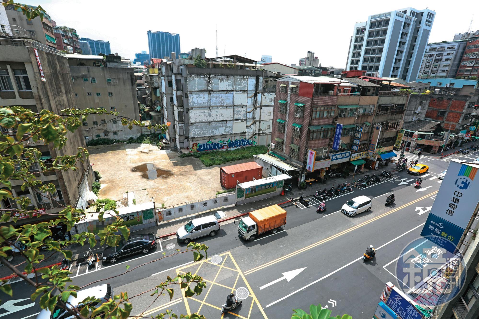 台北市萬華一處數百坪工地,去年才發生建商撐不下去、換手的狀況,如今傳出新建商打算擴大整地開發。