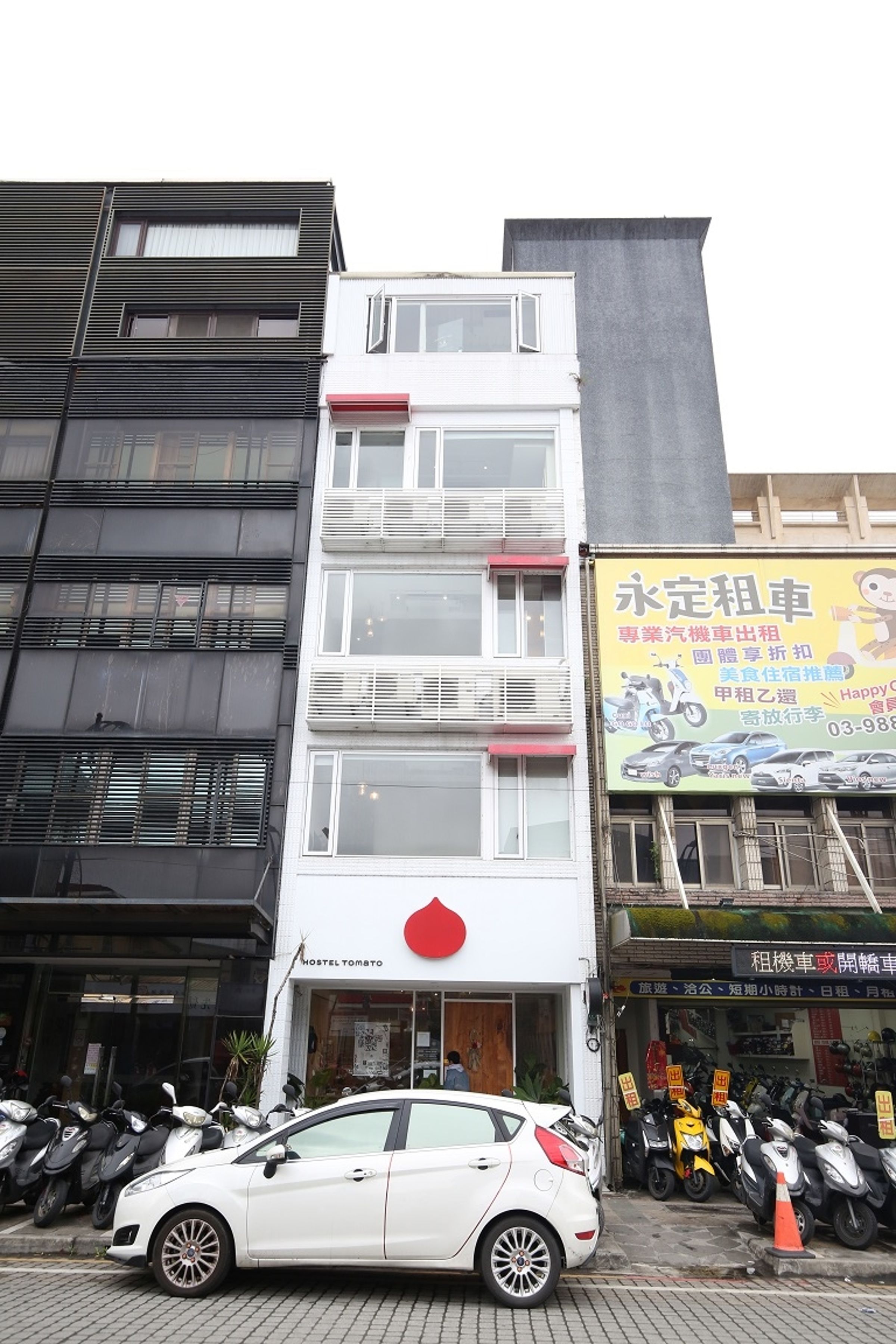 「番茄溫泉旅店」純白色的旅宿外觀，非常搶眼。